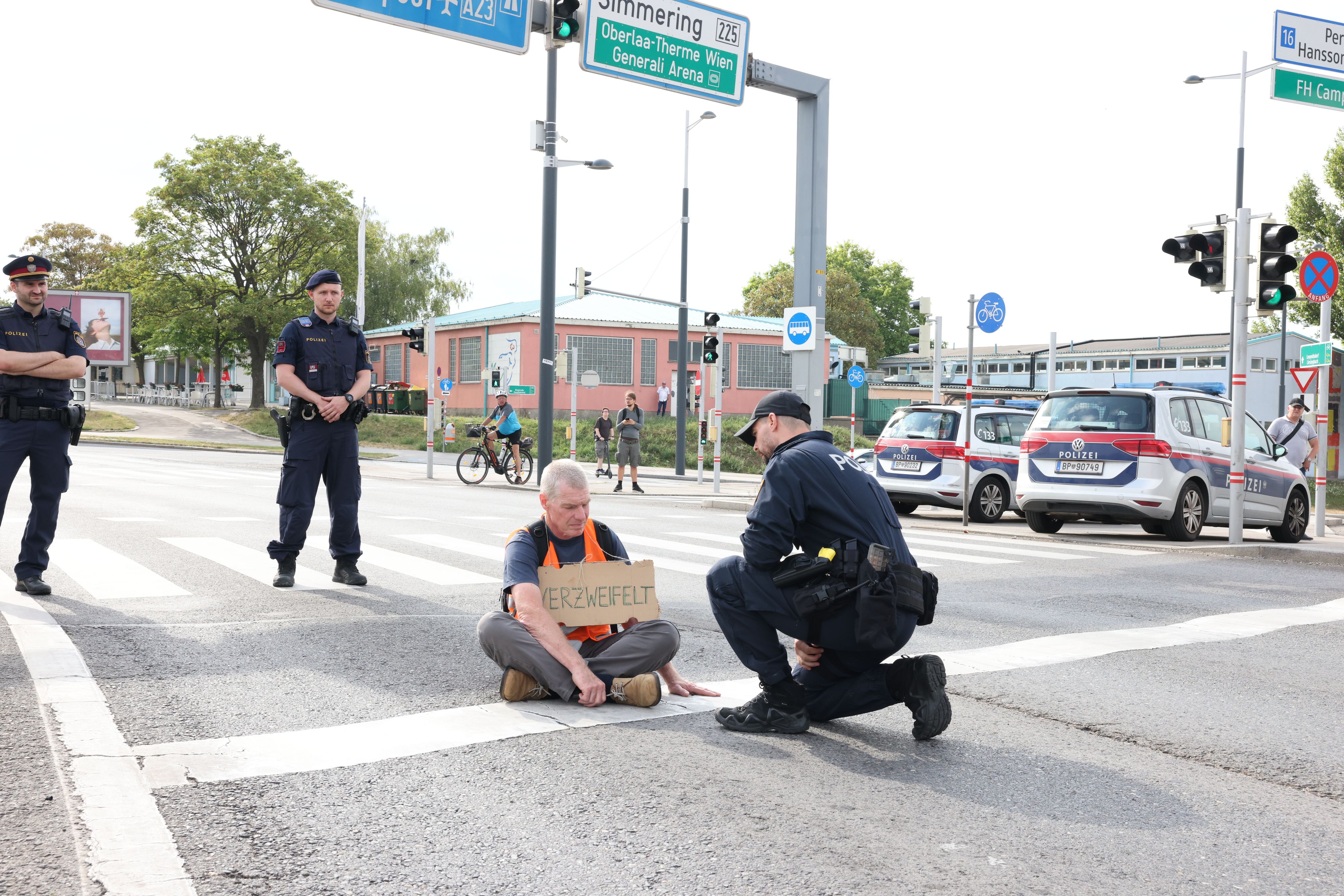 Klima-Kleber Blockierten Rettungsauto – 9 Festnahmen - Wien | Heute.at