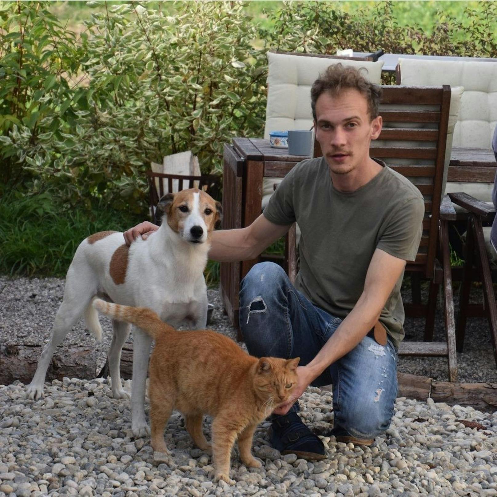 Tierliebhaber Mario Neuwirth lebt minimalistisch auf seinem Hof.