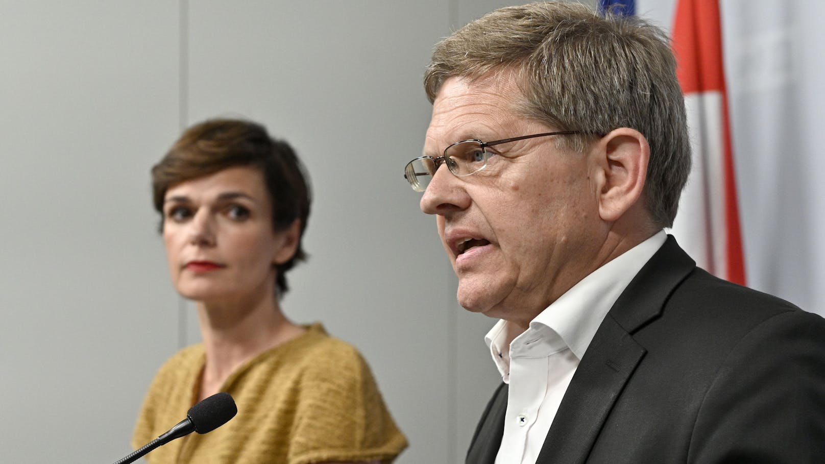 Parteichefin Pamela Rendi-Wagner und Bundesgeschäftsführer Christian Deutsch rufen die Regierung zum Handeln auf.