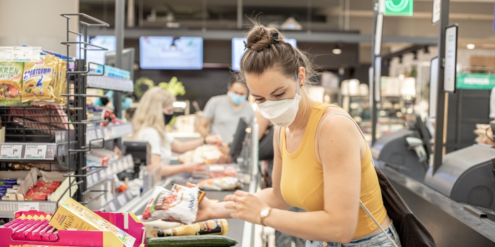 Supermarktmitarbeiter mit FFP2-Maske: Experten befürchten "schwierige Situationen".
