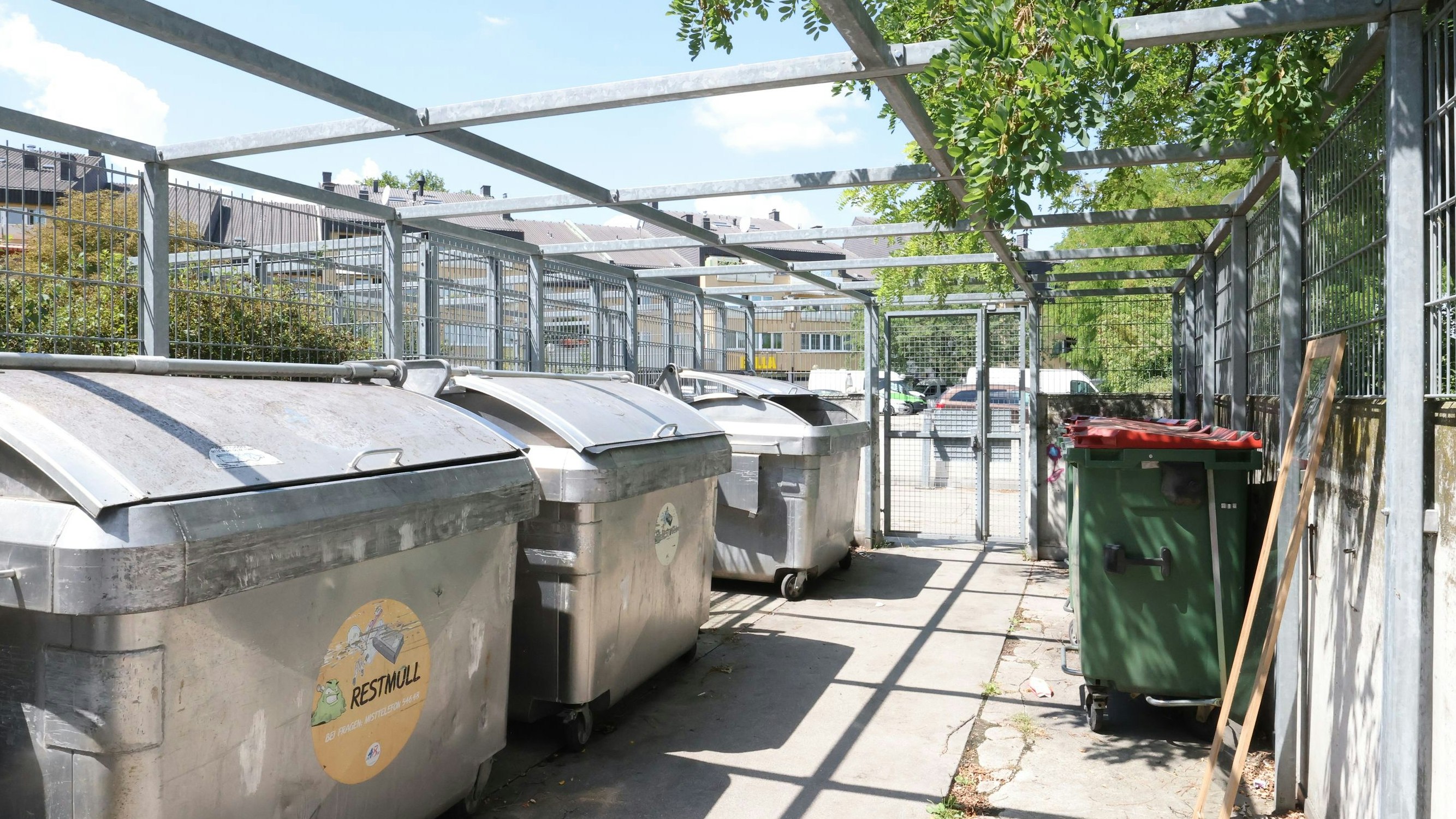 Viele Restmüll- und Altpapier-Behälter, aber keine Biotonnen. Laut MA 48 wäre für die Aufstellung Wiener Wohnen zuständig, dort erklärt man das genaue Gegenteil.