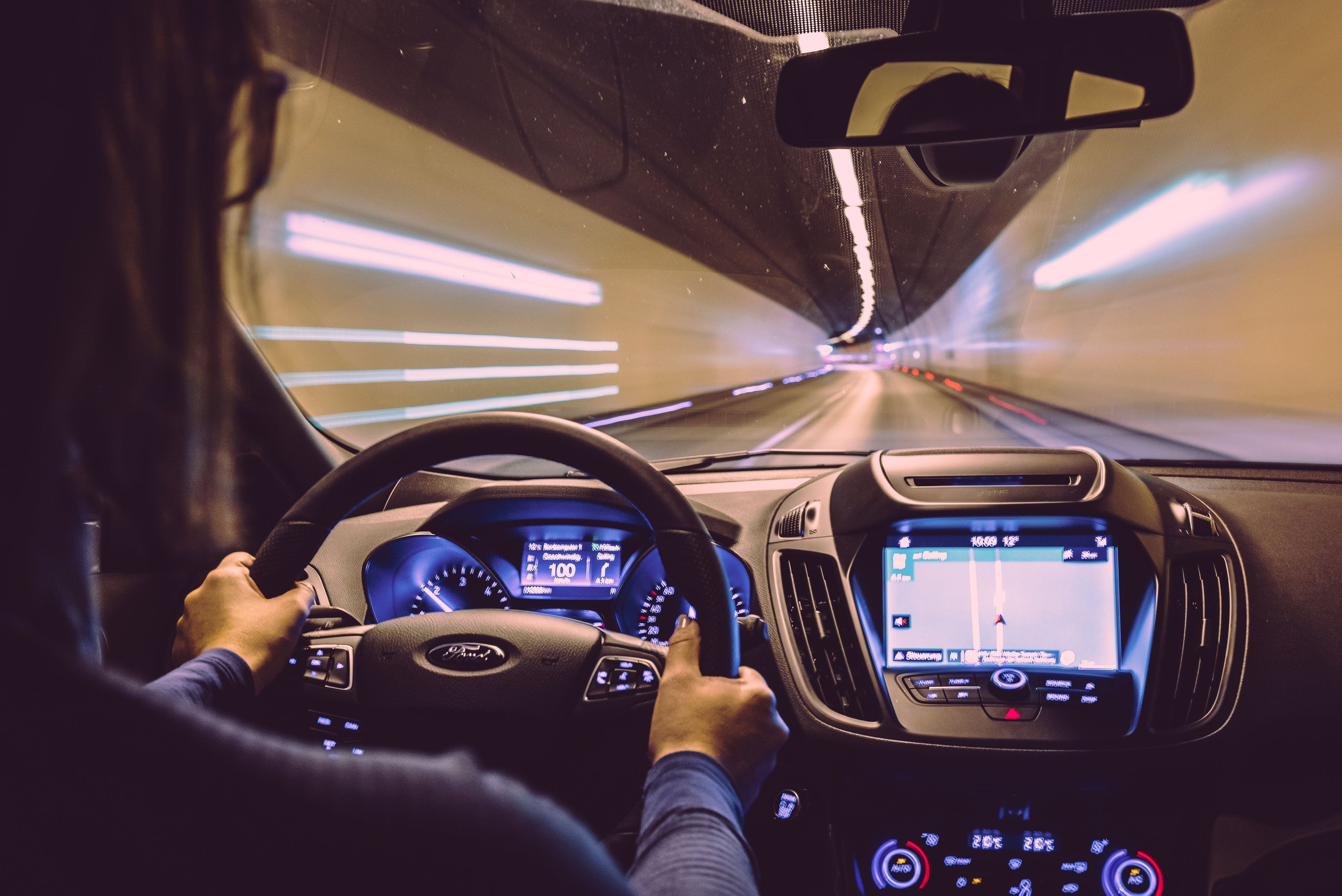 Ein Frau am Steuer eines Pkw in einem Tunnel der A10 Tauern Autobahn. Symbolbild