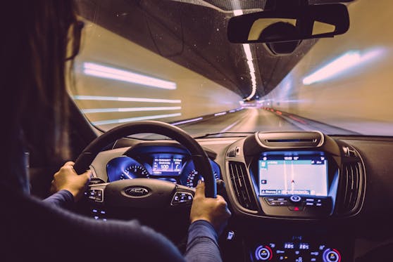 Ein Frau am Steuer eines Pkw in einem Tunnel der A10 Tauern Autobahn. Symbolbild