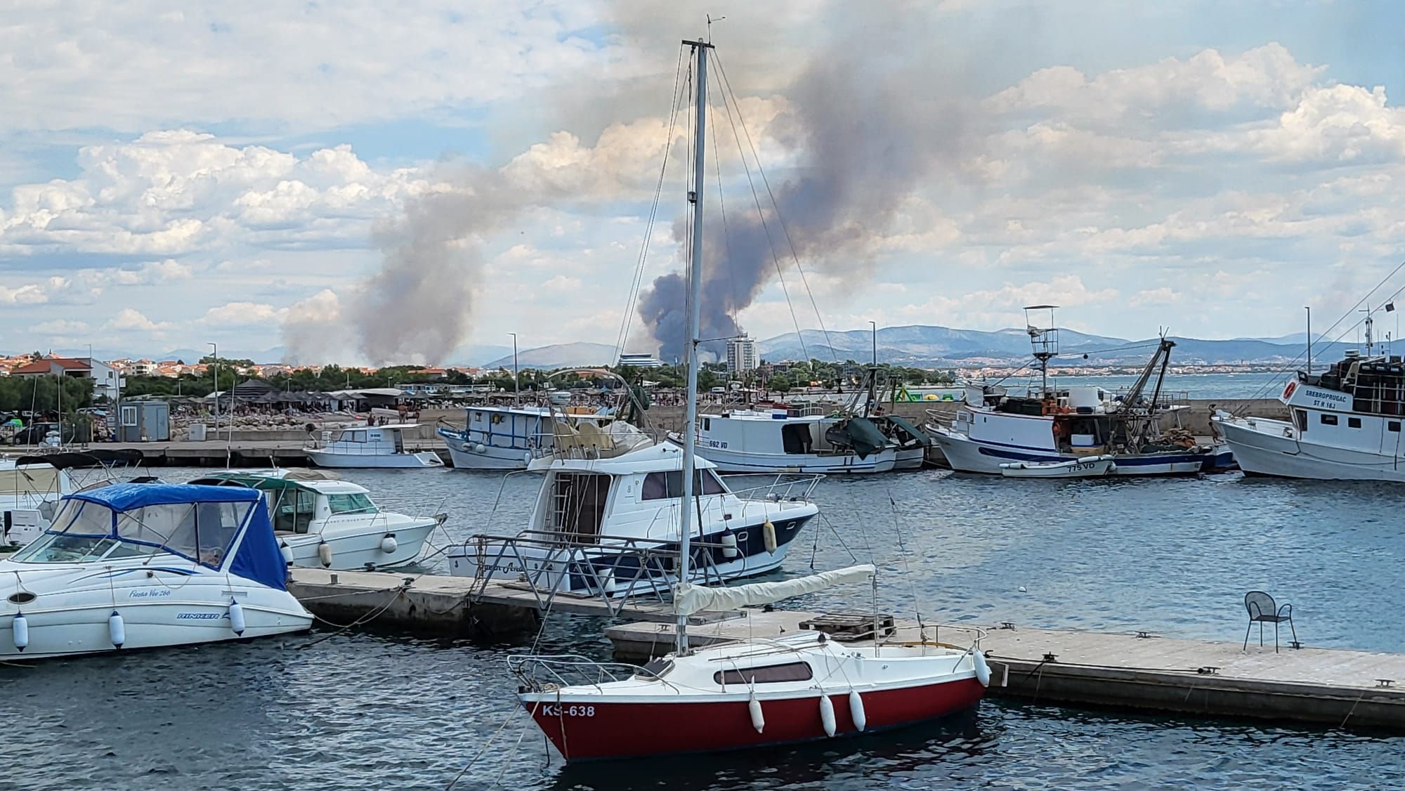 In der Nähe von Sibenik brennt es wieder. 