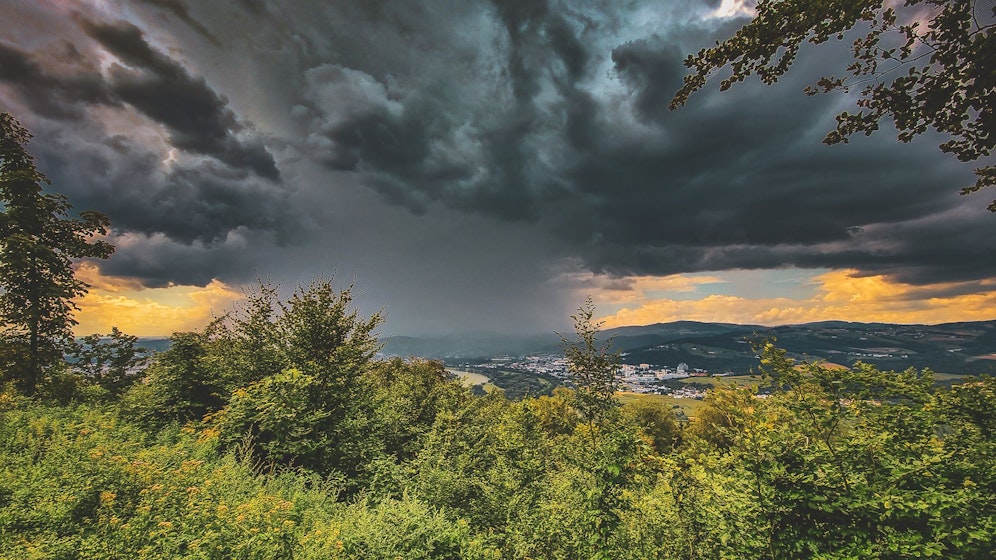 Am Himmel über Österreich braut sich am Dienstag ein Gewitter zusammen.