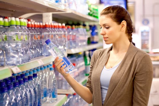 Plastikflaschen haben Glas den Rang abgelaufen. Erst jetzt kommen die gesundheitsschädlichen Wirkungen zutage.