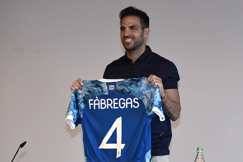 Cesc Fabregas mit seinem neuen Como-Trikot.