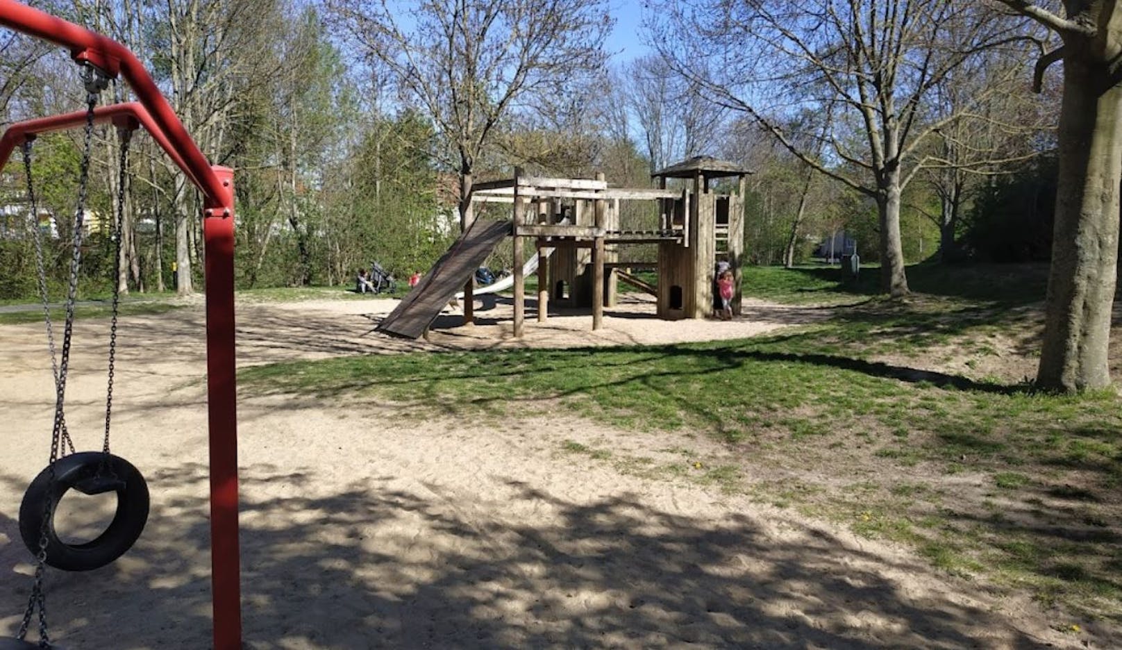 In der Nähe dieses Spielplatzes bei dem Fluss Unstrut in Deutschland geschah das Unglück.