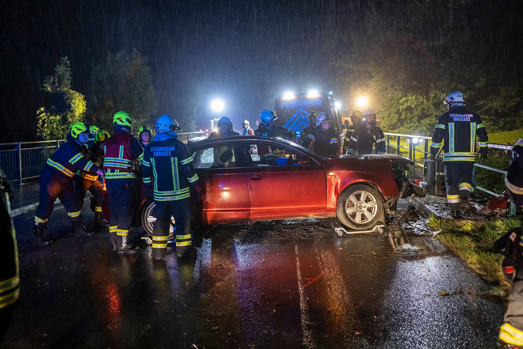 Der Lenker prallte frontal gegen das Brückengeländer.