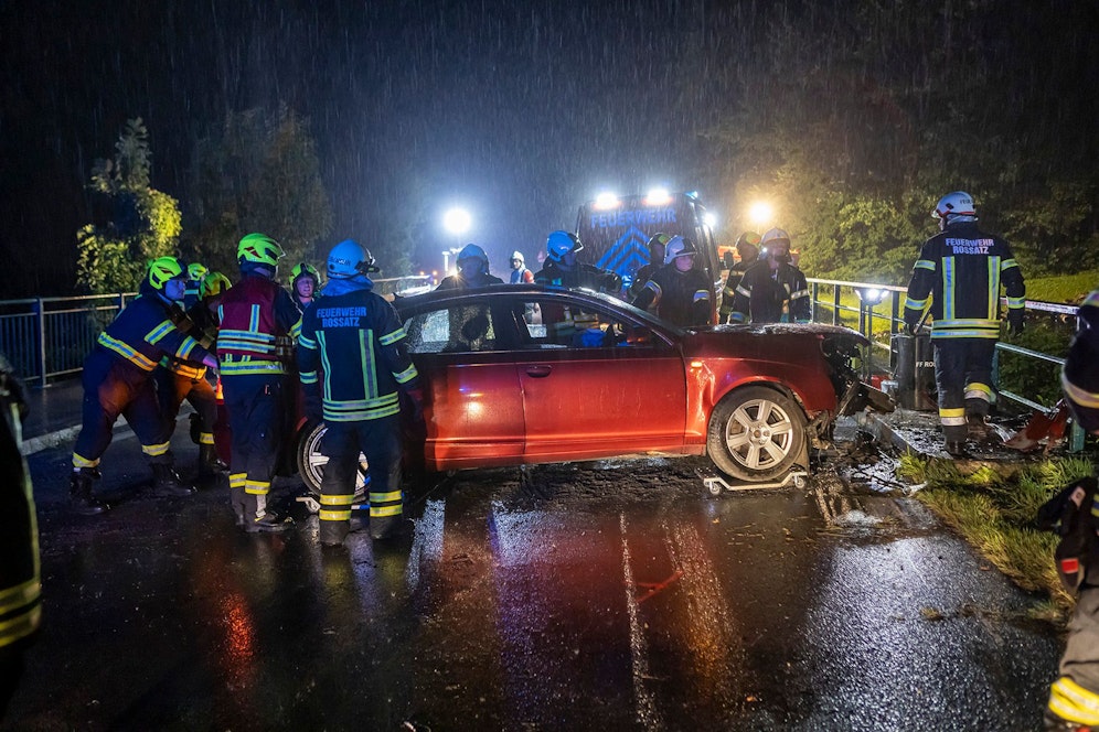 Der Lenker prallte frontal gegen das Brückengeländer.