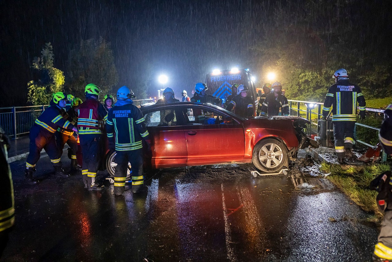 Heute.at - Lenker kracht gegen Brückengeländer - zwei Verletzte