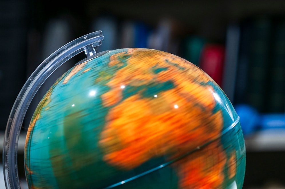 Ein sich drehender Globus. Symbolbild