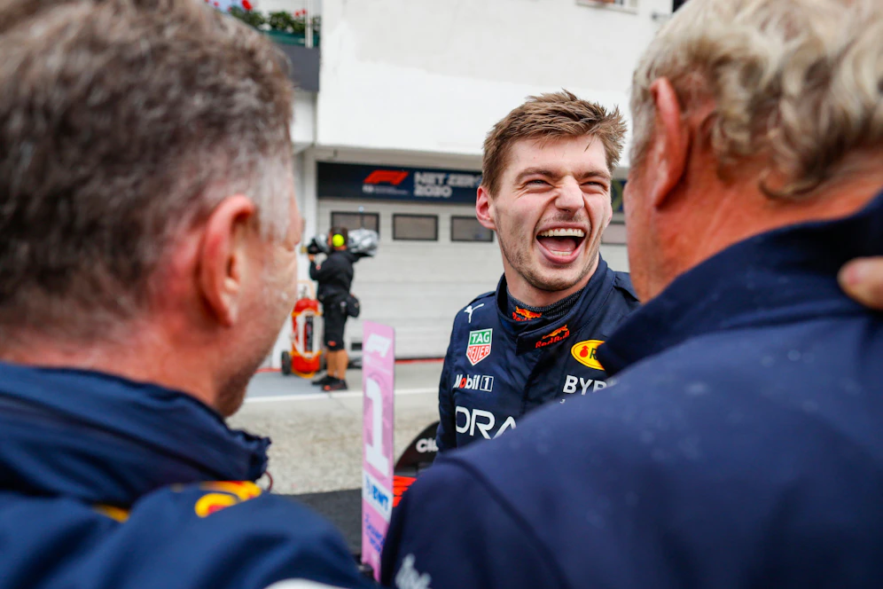Max Verstappen jubelt mit Christian Horner (l) und Helmut Marko (r.).