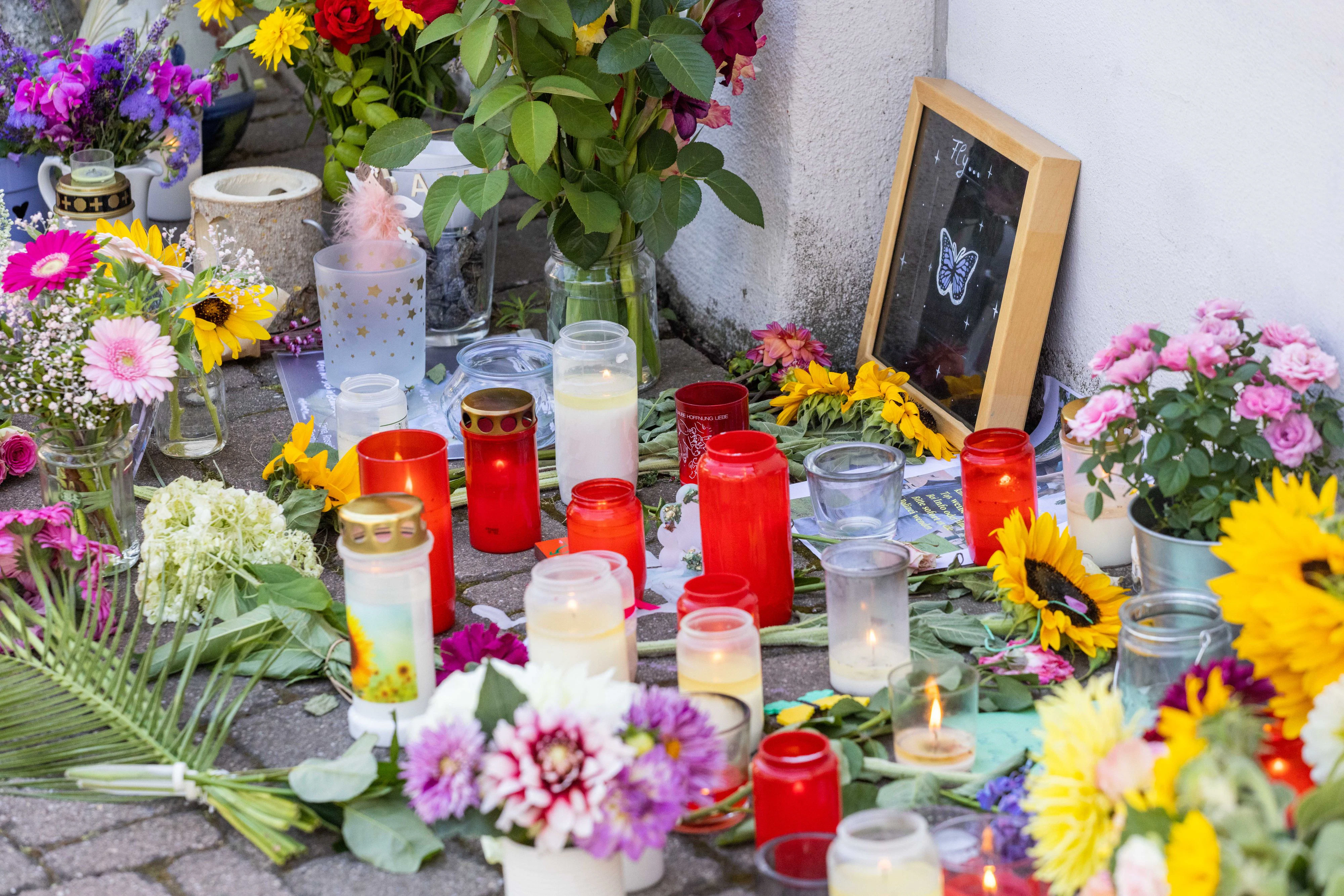 Download von www.picturedesk.com am 02.08.2022 (10:23).  01 August 2022, Baden-Wuerttemberg, Gottenheim: Flowers, candles and messages lie in front of the town hall of Gottenheim, where people have placed them in sympathy for the death of a 14-year-old. A girl from Gottenheim in Baden-Württemberg has been found dead in a nature reserve in Hesse after being missing for several days. Photo: Philipp von Ditfurth/dpa - 20220801_PD2146 - Rechteinfo: Rights Managed (RM)