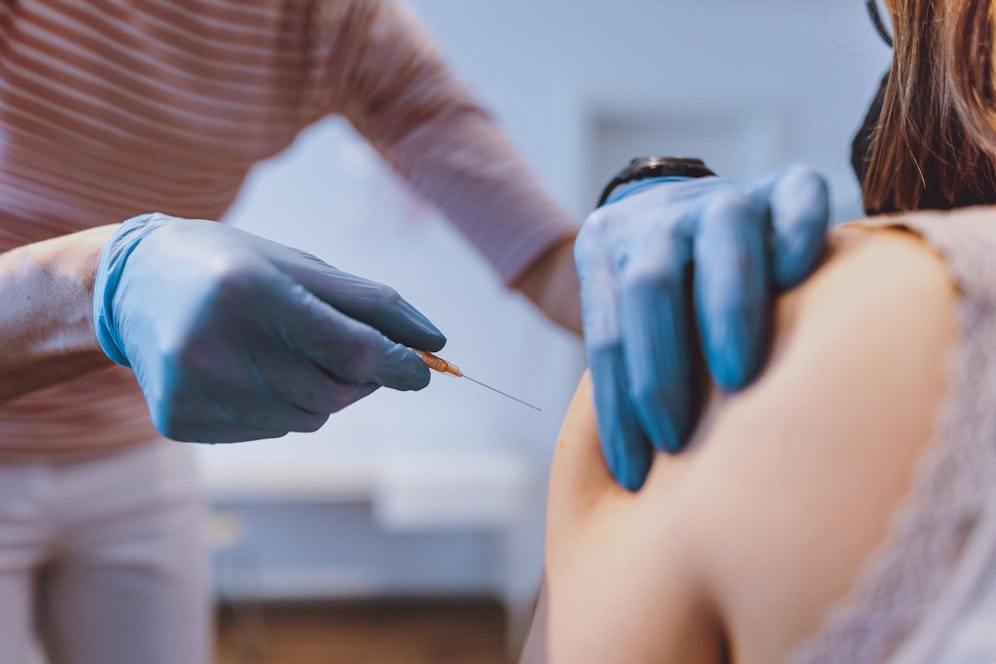 Eine Frau erhält bei ihrer Hausärztin die dritte Dosis des Covid-19 BioNTech-Pfizer Impfstoffes.