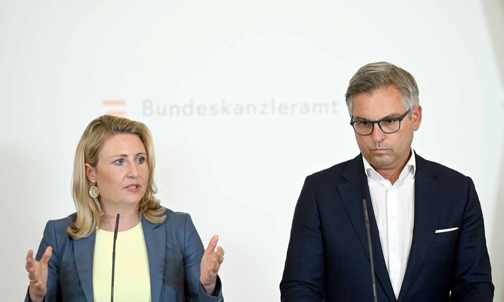 Frauenministerin Susanne Raab (ÖVP) und Finanzminister Magnus Brunner (ÖVP) präsentierten die Familien-Boni.