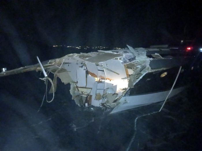 Die rund 21 Meter lange Yacht prallte gegen Felsen und kostete einer Person das Leben.