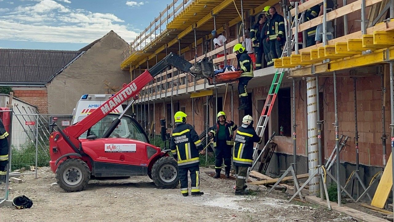 Der Arbeiter wurde lebensgefährlich verletzt weggeflogen.