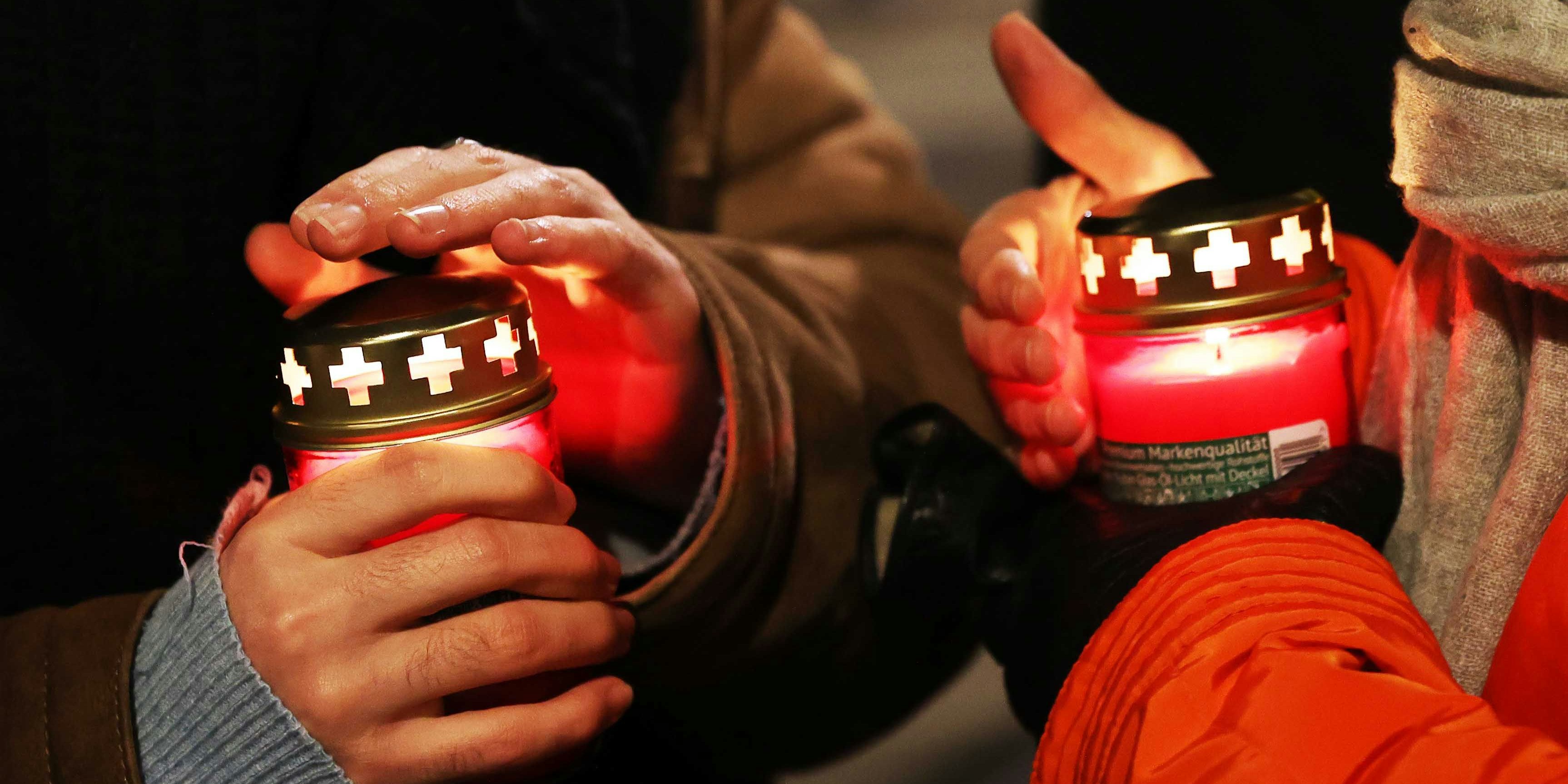 Download von www.picturedesk.com am 31.07.2022 (11:21).  ABD0172_20211219 - WIEN - ÖSTERREICH: Corona: Demonstration "Gedenk-Lichtermeer" in Gedenken an die Verstorbenen, zum Dank an das Gesundheitspersonal am Sonntag 19. Dezember 2021, auf der Ringstraße in Wien. - FOTO: APA/FLORIAN WIESER - 20211219_PD9342 - Rechteinfo: Rights Managed (RM)