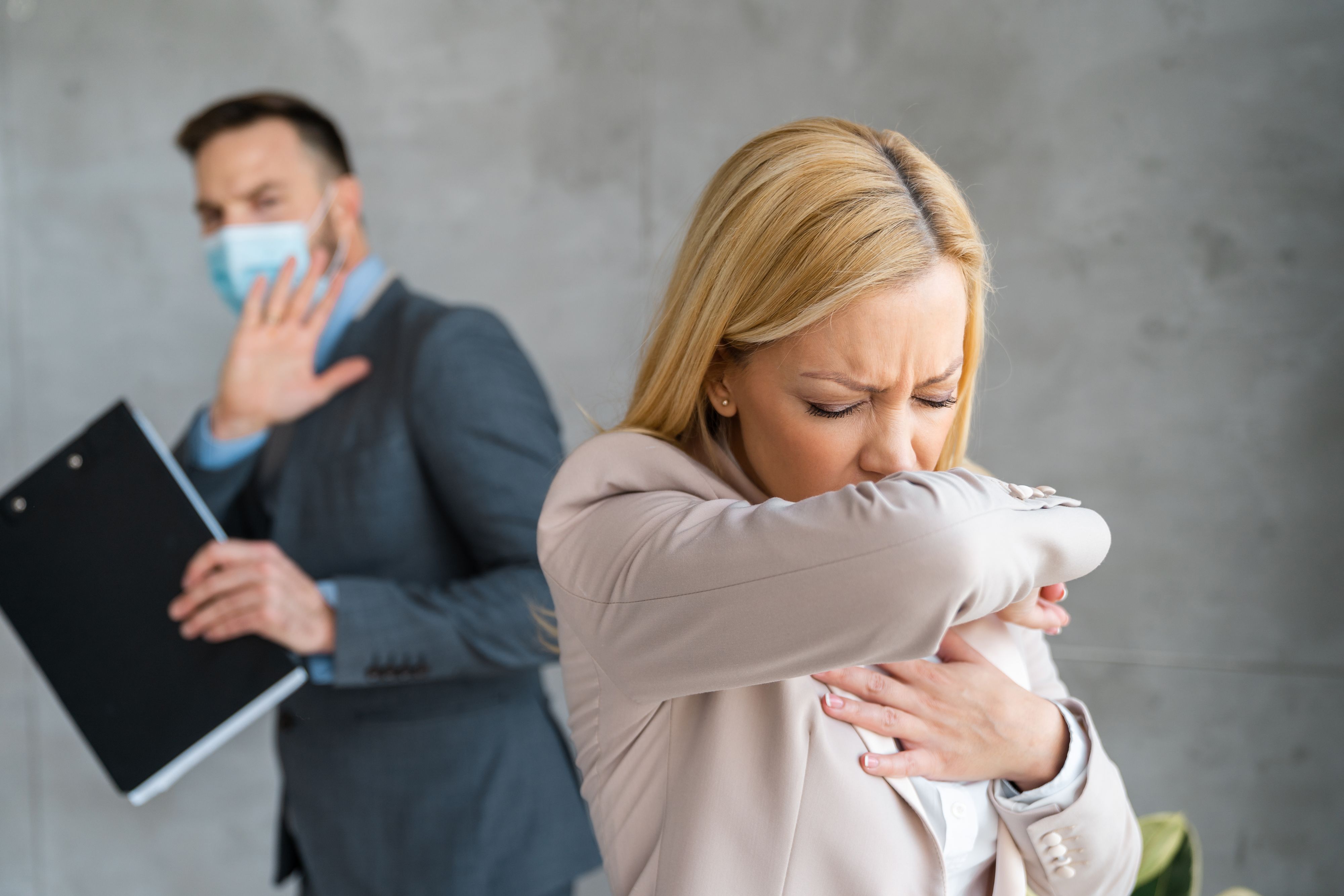 Helmut P. ist Risikopatient, seine Kollegen kommen nach dem Quarantäne-Aus trotz Schnupfen und Husten ins Büro.