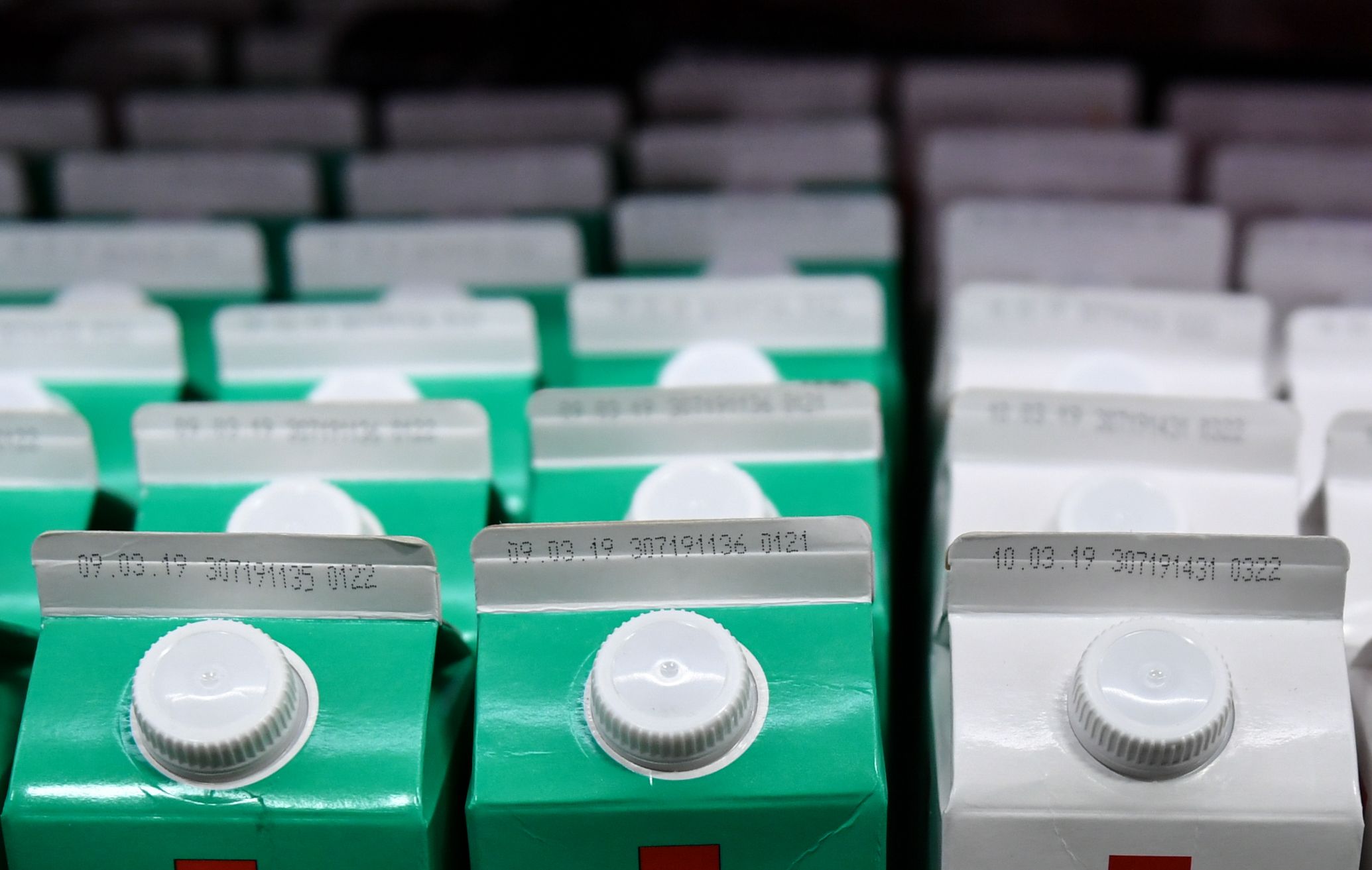 Download von www.picturedesk.com am 02.08.2022 (12:17).  22 February 2019, Berlin: The minimum shelf life date can be seen on milk packaging at the Penny food discounter. The minimum shelf life date is often understood as a disposable date, but many products can be enjoyed for even longer. A Germany-wide campaign "Save precious things" is to curb food wastage. Photo: Jens Kalaene/dpa - 20190222_PD12263 - Rechteinfo: Rights Managed (RM)