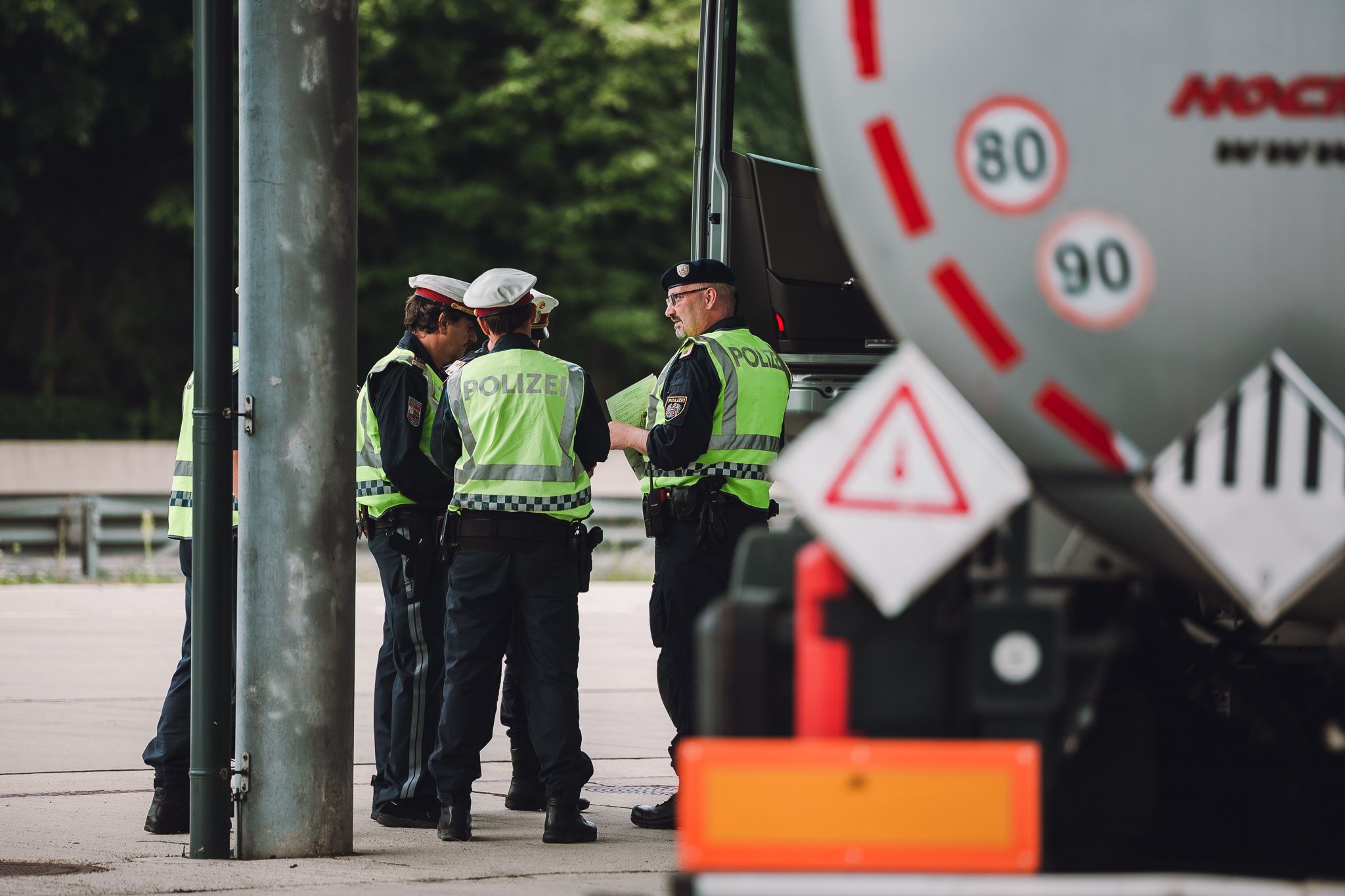 Die Polizisten konnten den verdächtigen Lkw aus dem Verkehr ziehen. Symbolbild.
