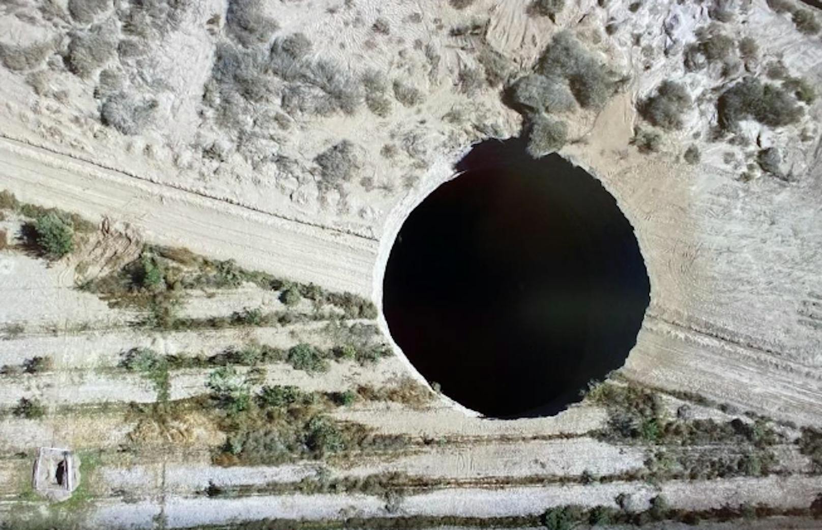 Schwarzes Loch verschluckt plötzlich ganze Straße