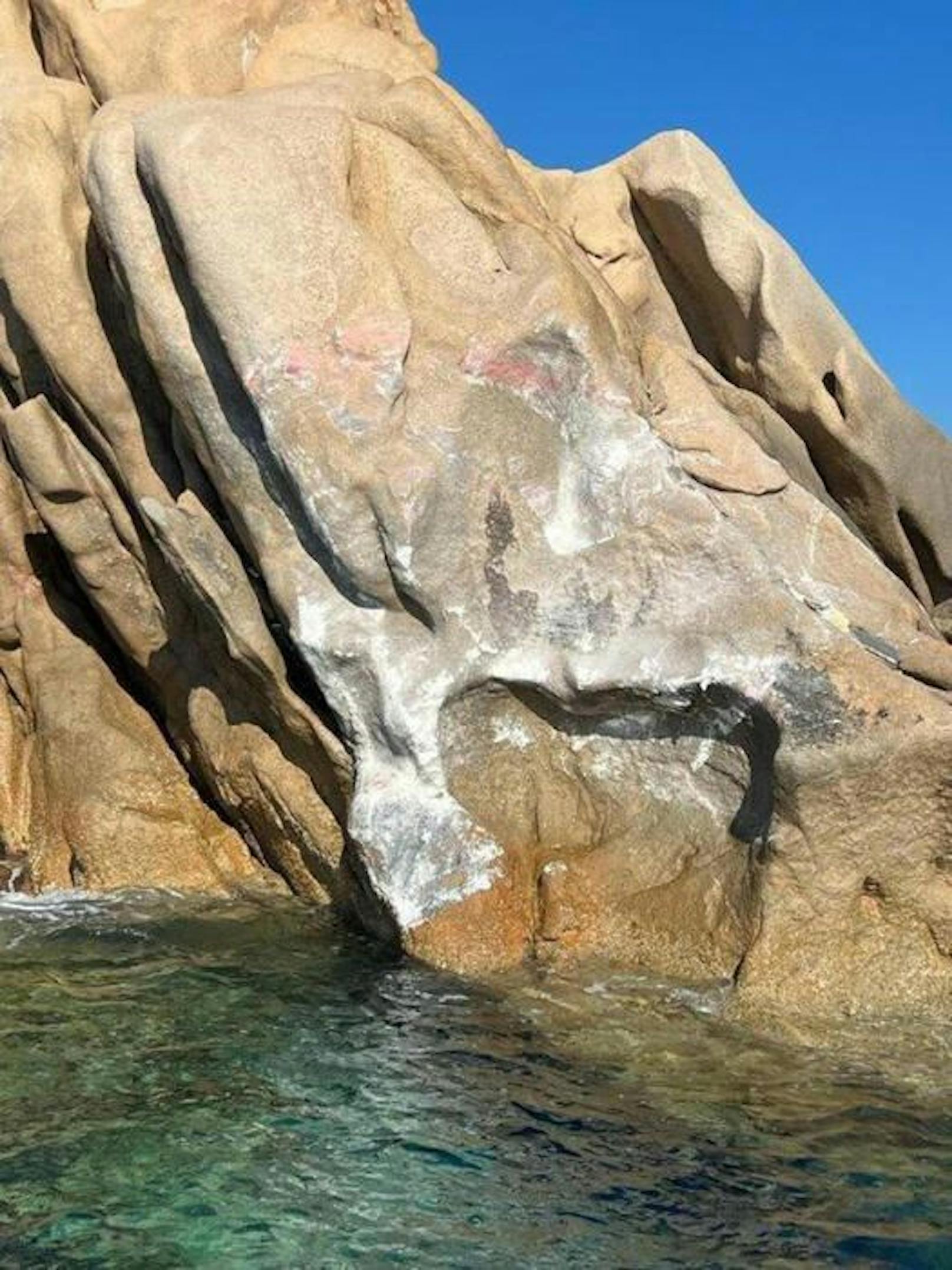 Die 21 Meter lange Yacht wurde völlig zerstört beim Aufprall mit den massiven Felsen in Sardinien.