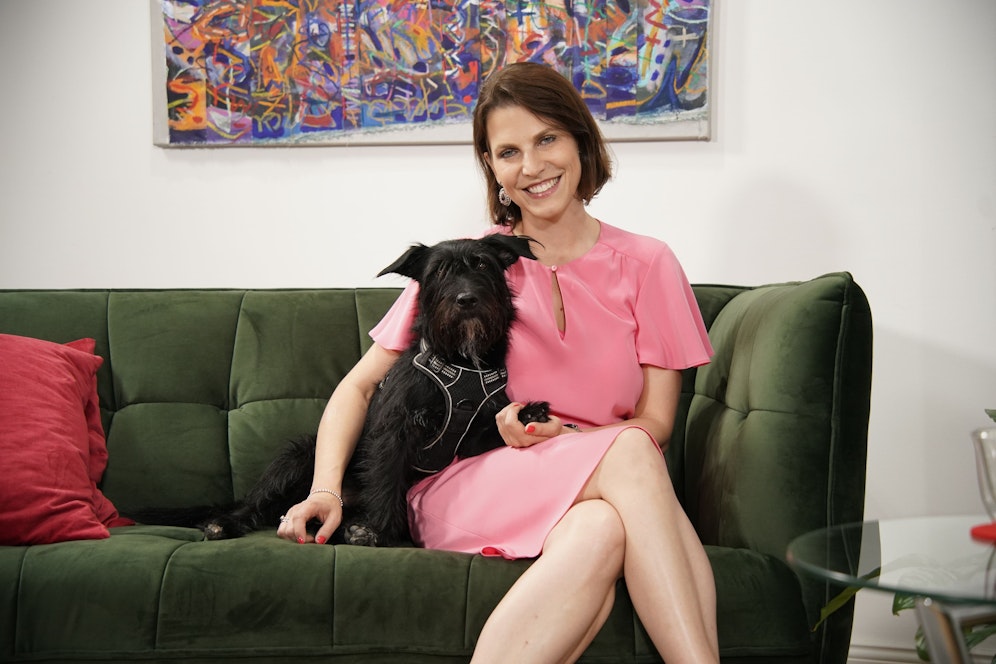 Karoline Edtstadler mit ihrem Hund Struppi