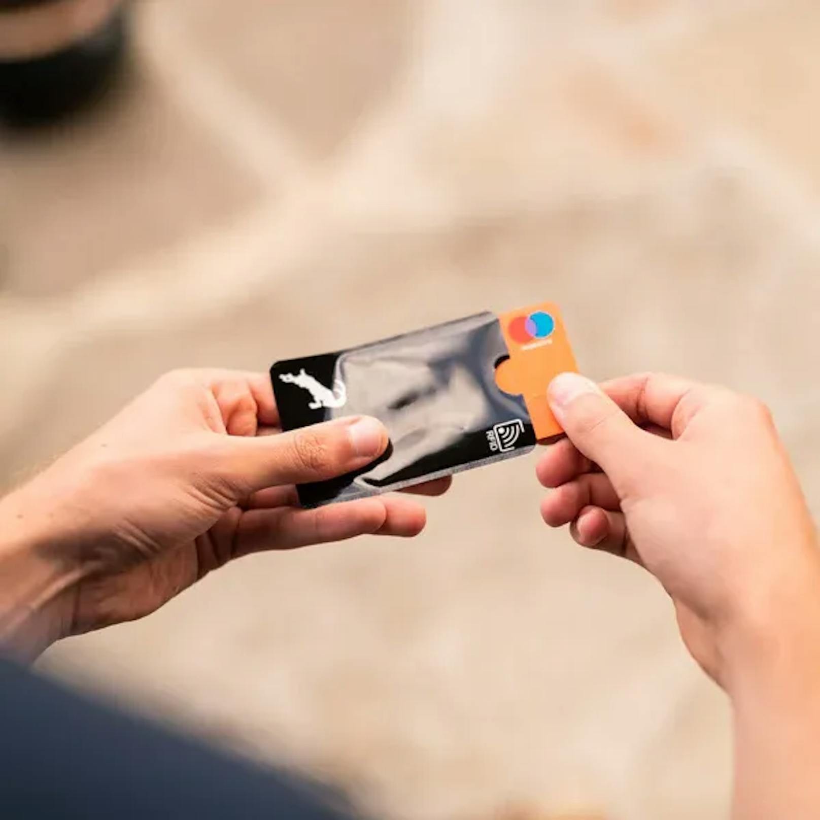 Schutzhüllen mit NFC & RFID Technologie erlauben dir deine Daten zu teilen, ohne die eigentlichen Karten und Dokumente aus der Tasche zu nehmen. So bleiben zum Beispiel Reisepass und Kreditkarten geschützt im Geldbeutel.