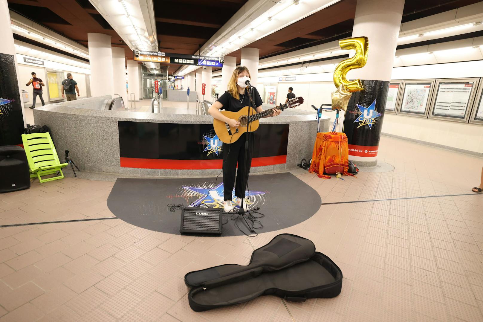 Singer-Songwriterin Signe (24) tritt mit ihren eigenen Liedern seit Kurzem in den U-Bahn-Stationen auf.