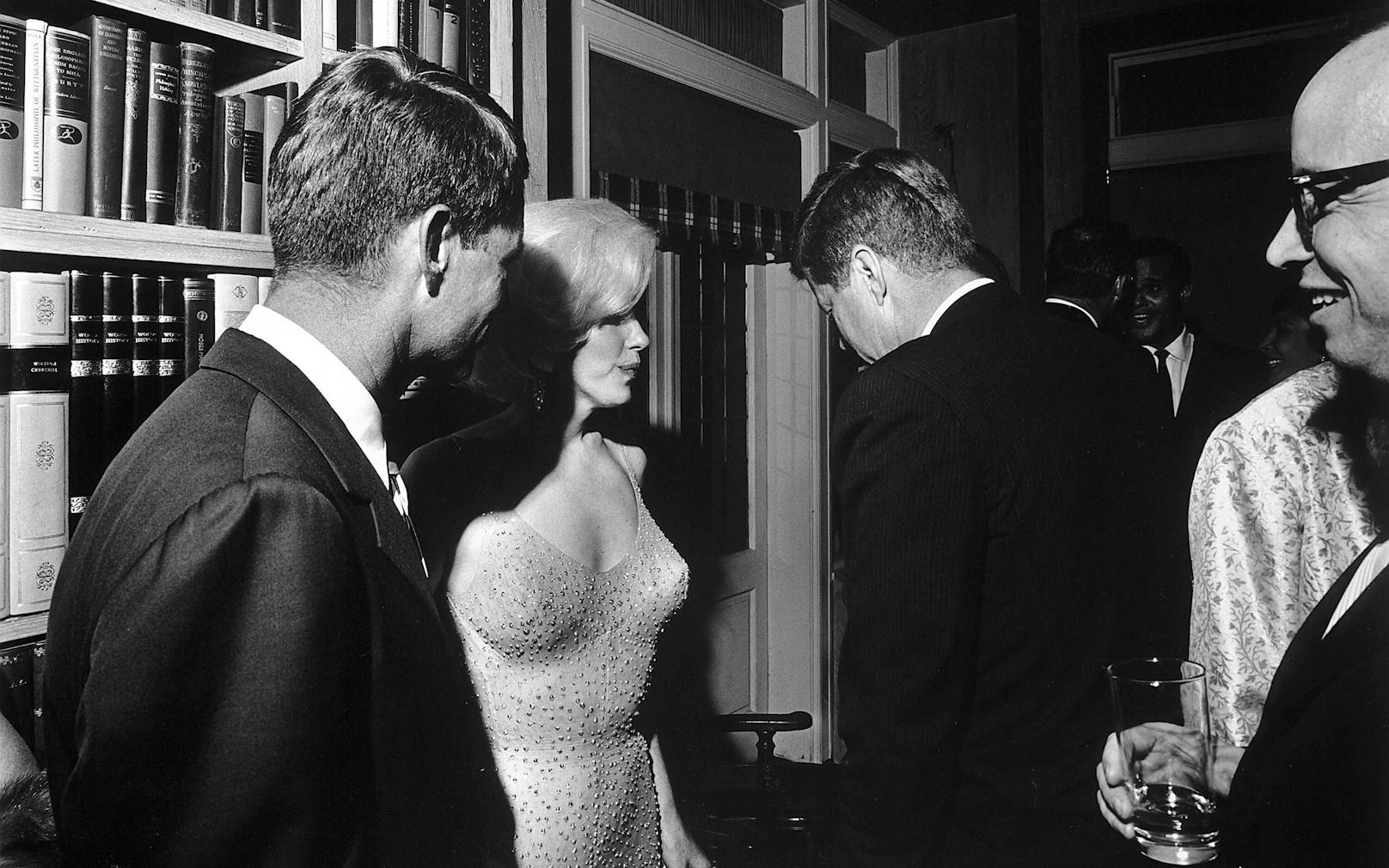 Im Mai 1962 gratulierte Marylin Monroe US-President Kennedy noch persönlich. Im legendären Kristallkleid. Ein Replika davon gibt es jetzt in den Swarovski Kristallwelten zu sehen.