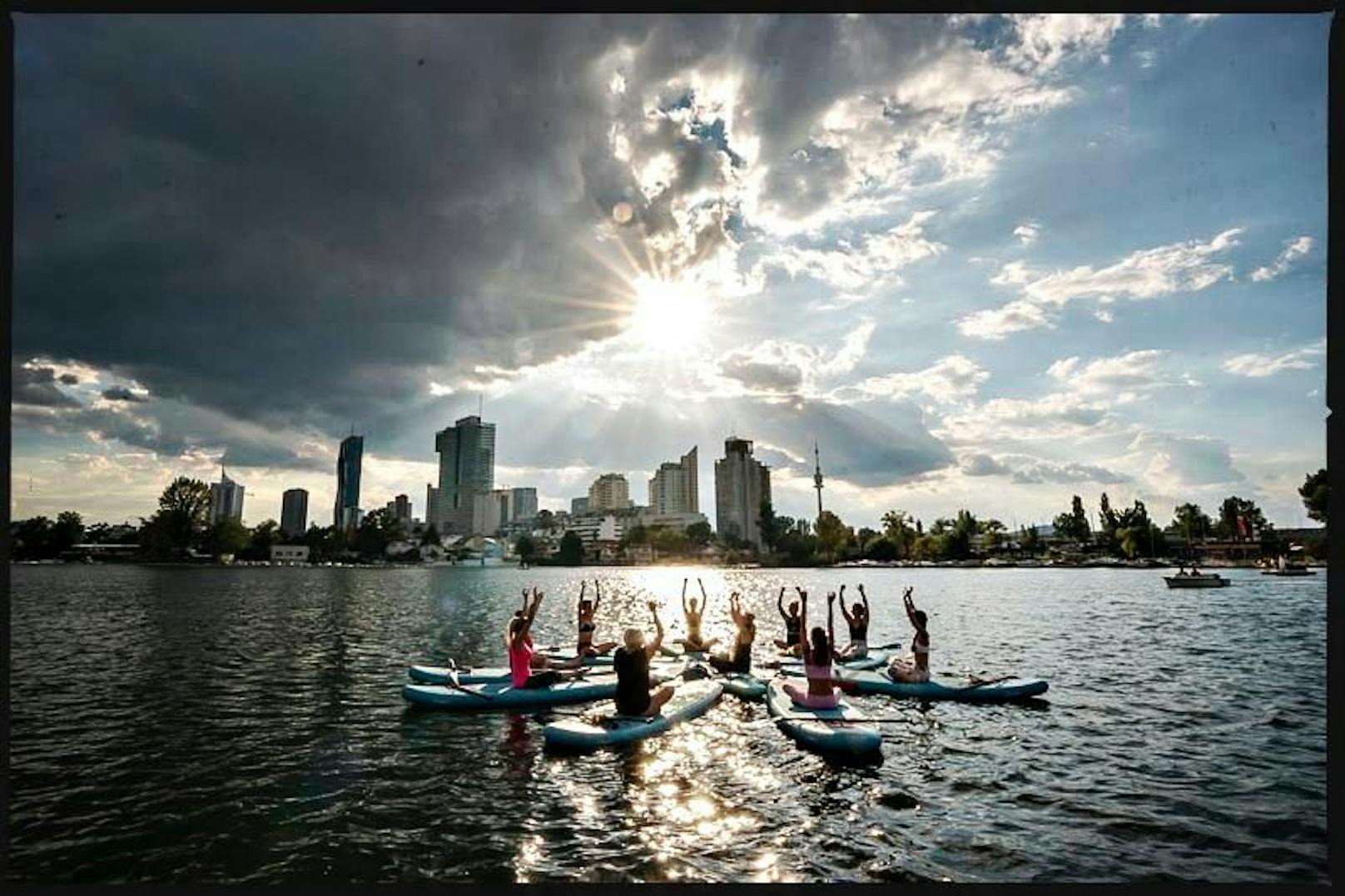 Magische Stimmung beim Stand-Up-Paddel-Yoga von HIIT Vienna an der Alten Donau.