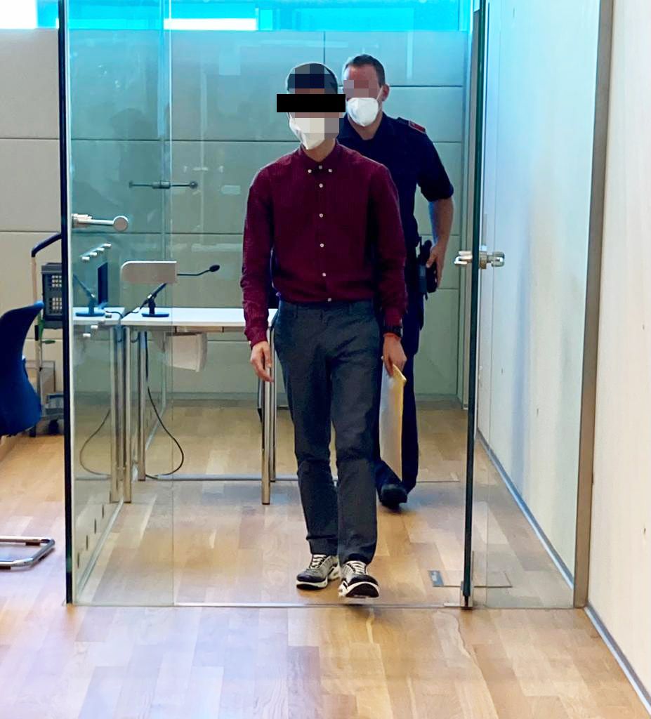 Der Angeklagte auf dem Weg in den Gerichtssaal