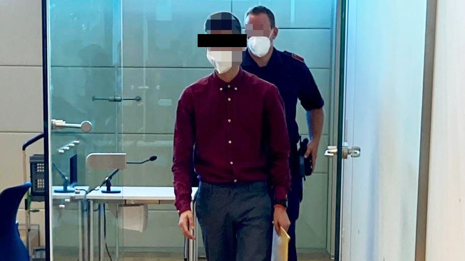 Der Angeklagte auf dem Weg in den Gerichtssaal