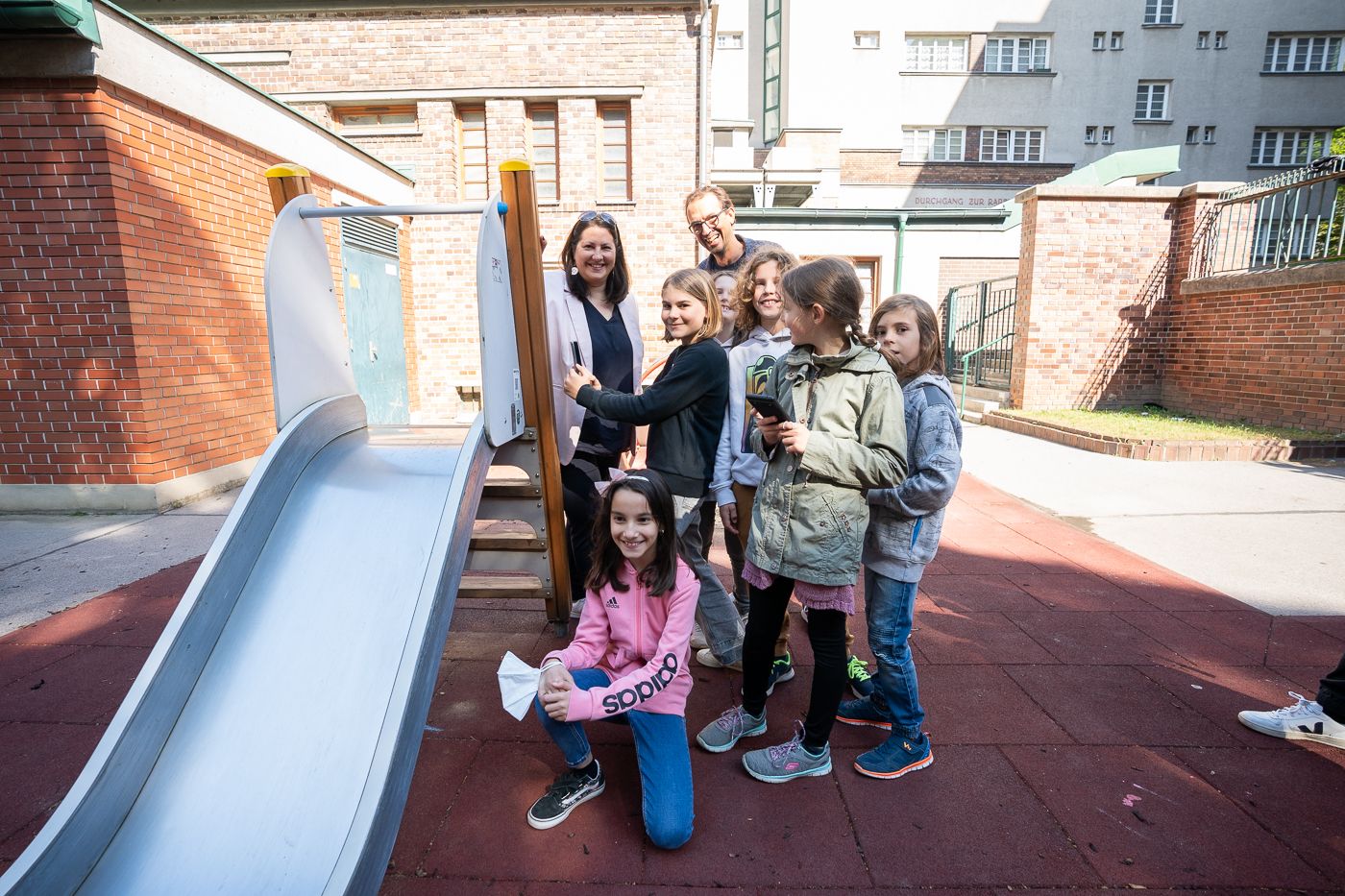 Mit der Kinderaktiv-App von WienXtra gehen Kinder in Wiener Gemeindebauten auf Schnitzeljagd.