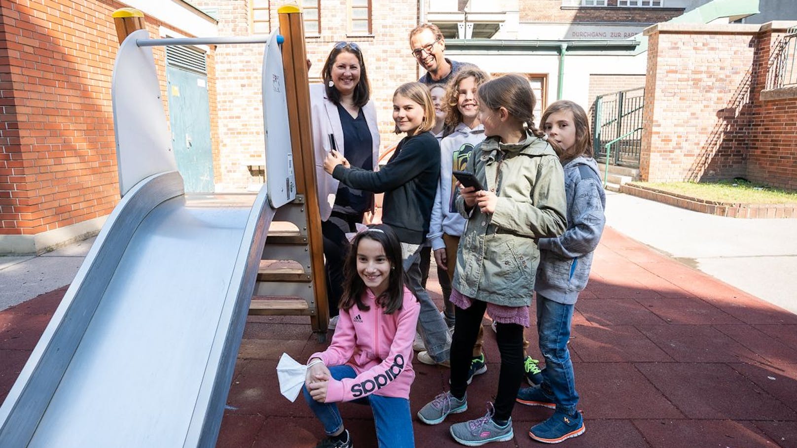 Mit der Kinderaktiv-App von WienXtra gehen Kinder in Wiener Gemeindebauten auf Schnitzeljagd.