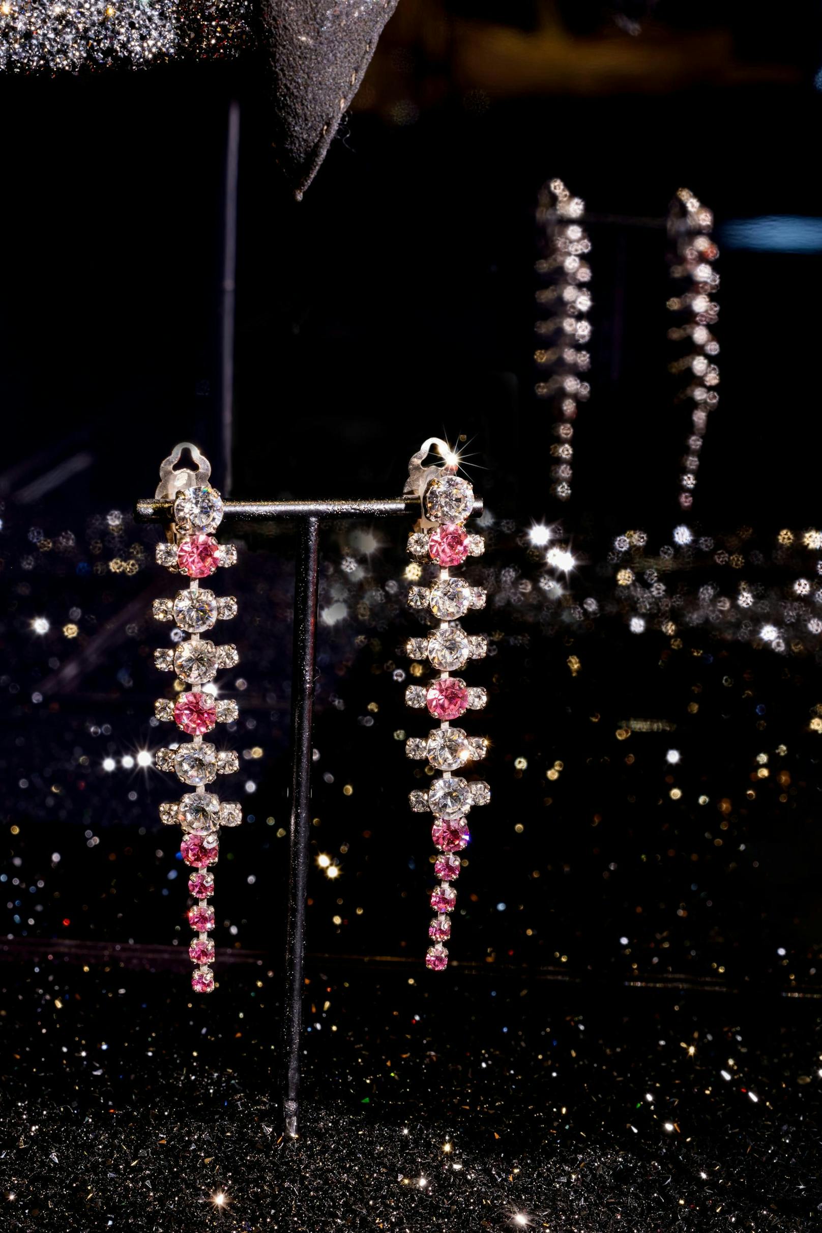 Ohrringe von Atelier Marangoni (1953) mit Swarovski Kristallen. Sie wurden  für den Klassiker „Blondinen bevorzugt" angefertigt.
