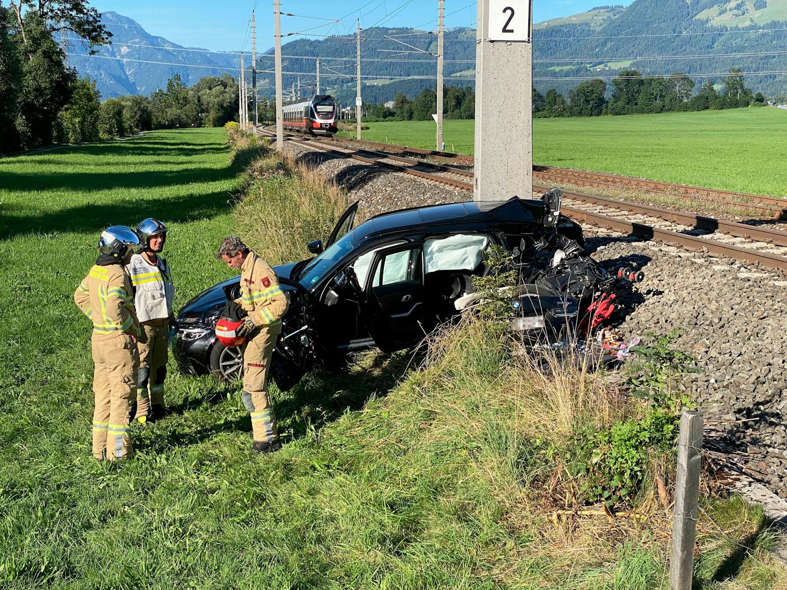 Bei einer Kollision zwischen einem BMW und einem Regionalzug wurde in St. Johann in Tirol ein Kind getötet. (3. August 2022).