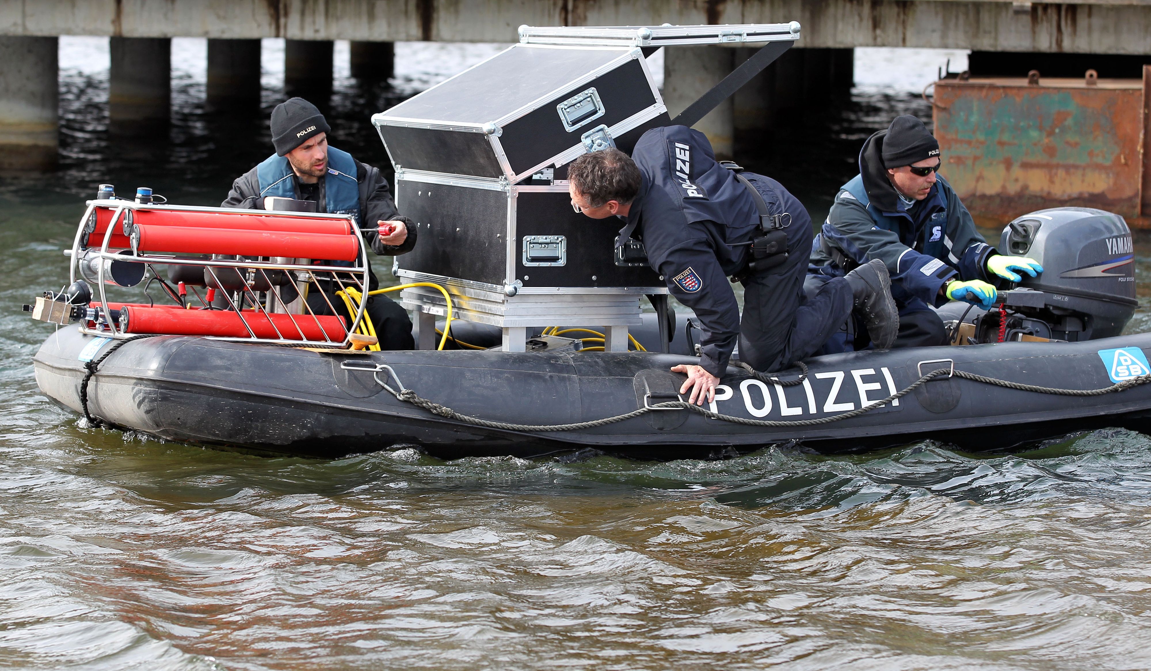 Polizisten und ein Tauch-Roboter suchen die vermisste Person. Seit Tagen gab es keine Spur von ihm.