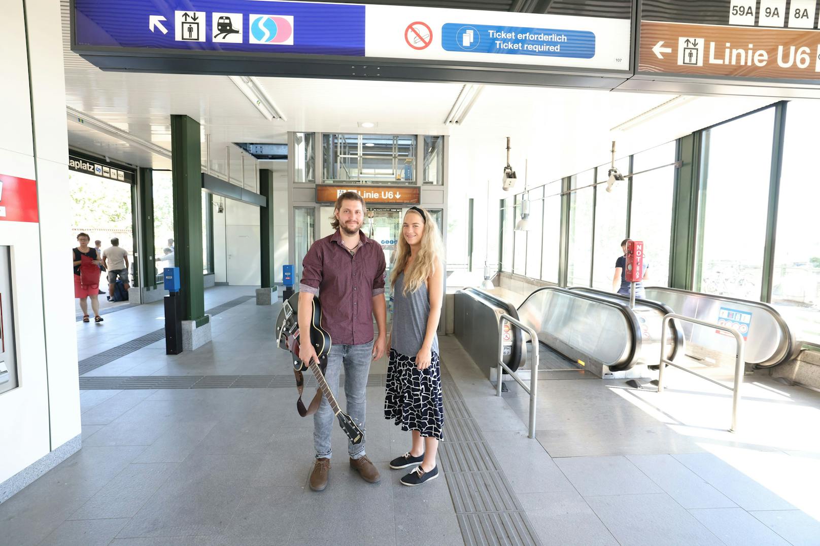 Das Band-Duo Max (28) und Stephi (29) sorgt mit "Psychedelic"-Sound für Stimmung vor und nach der Öffi-Fahrt.