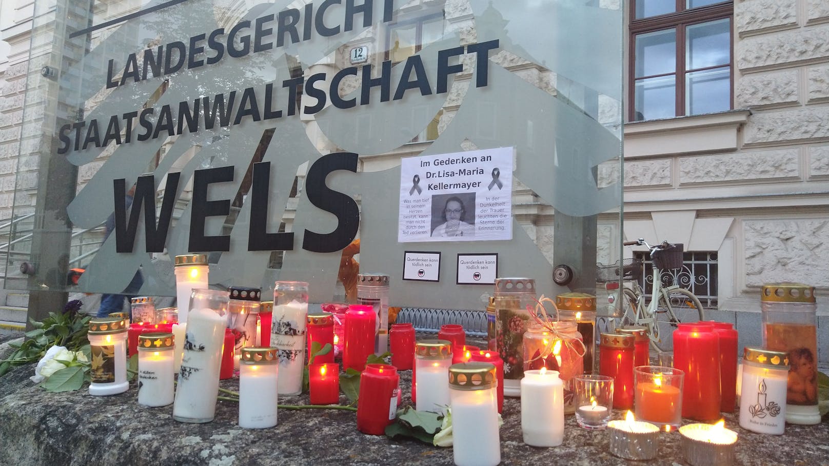 Die Trauer nach dem Tod der oberösterreichischen Ärztin war groß, vor der Staatsanwaltschaft wurden zahlreiche Kerzen aufgestellt.
