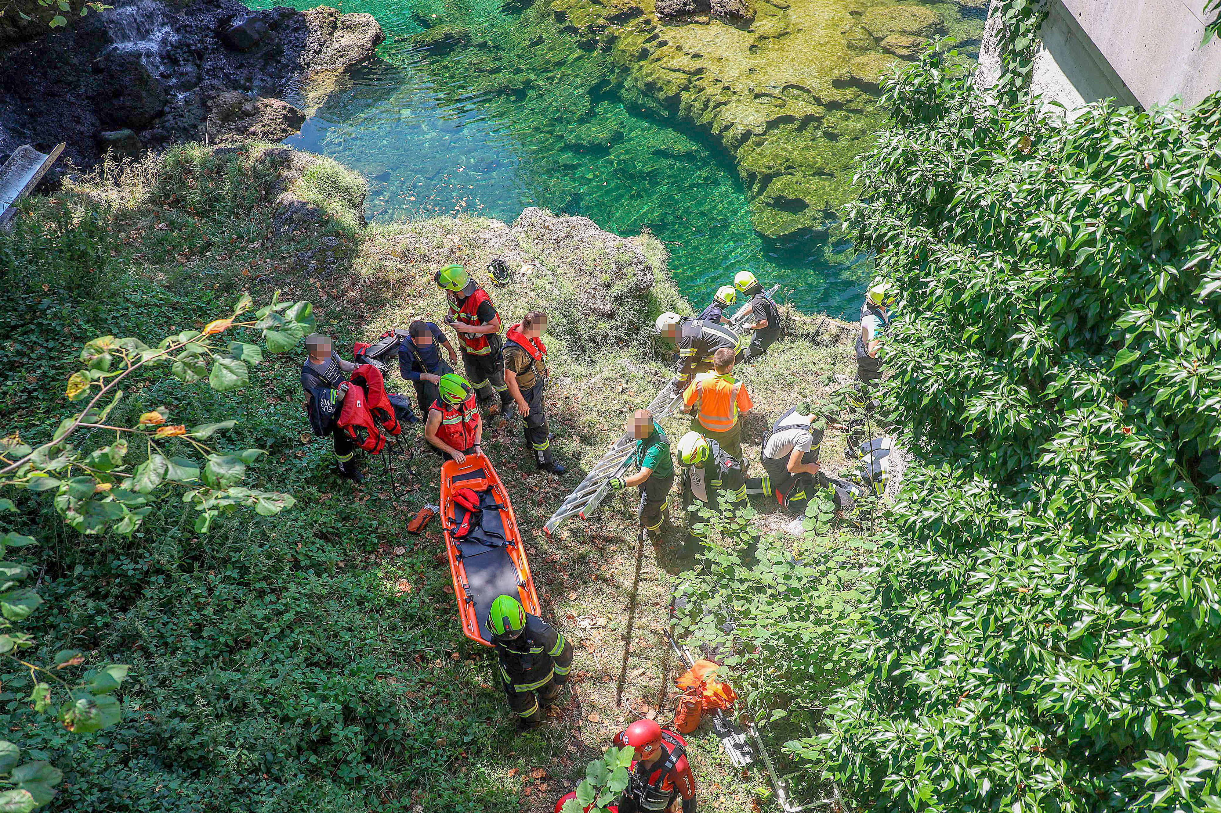 Die abgestürzte Frau ist laut Krankenhaus ansprechbar und stabil.