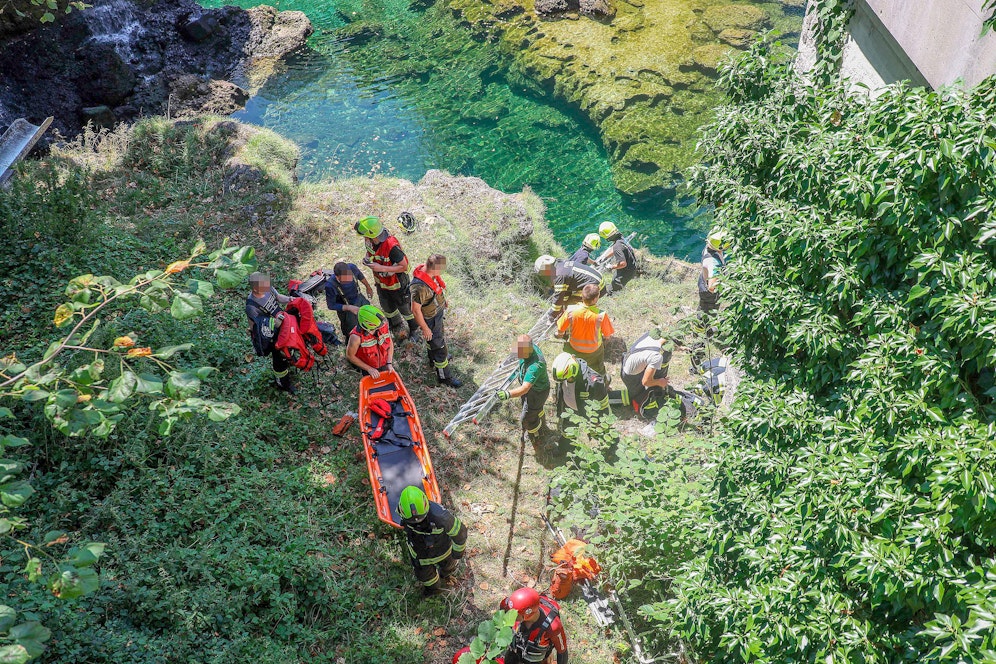 Die abgestürzte Frau ist laut Krankenhaus ansprechbar und stabil.