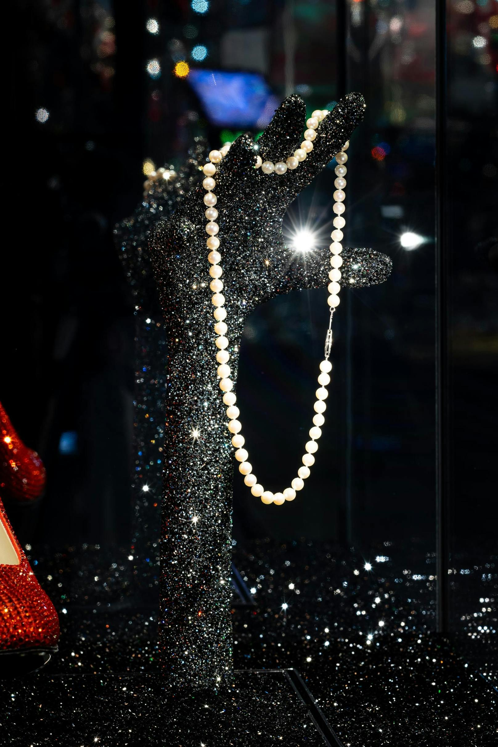 Die klassische Perlenkette stammt aus dem persönlichen Nachlass von Marilyn Monroe.