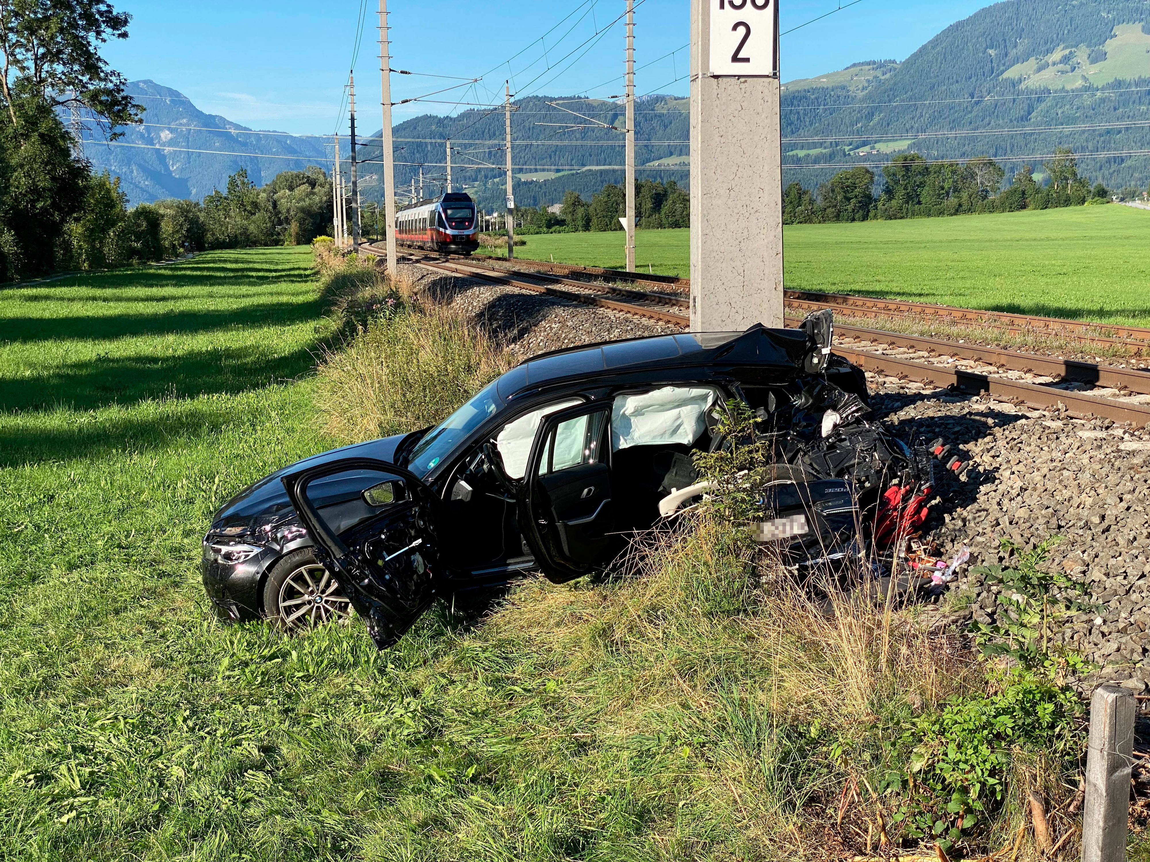 Bei einer Kollision zwischen einem BMW und einem Regionalzug wurde in St.Johann in Tirol ein Kind getötet. (3. August 2022).