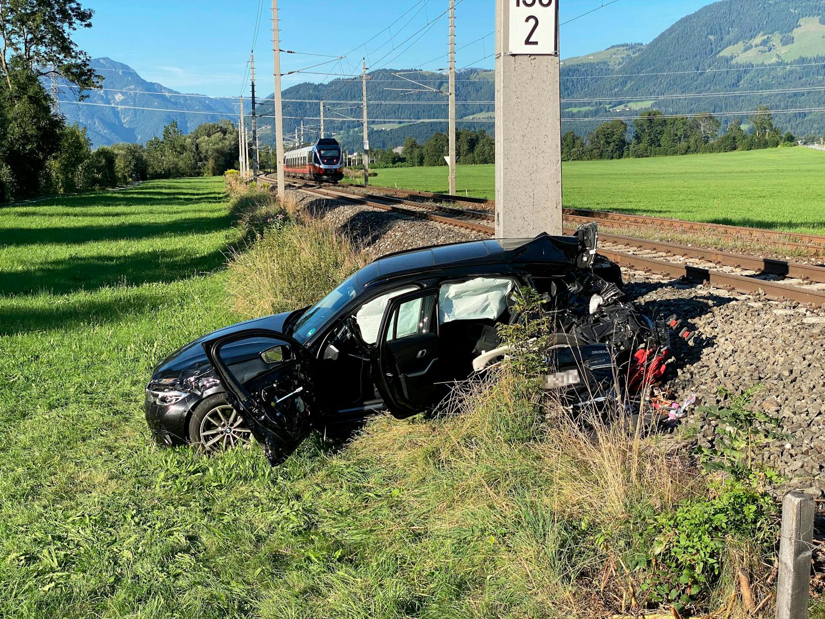 Bei einer Kollision zwischen einem BMW und einem Regionalzug wurde in St. Johann in Tirol ein Kind getötet. (3. August 2022).