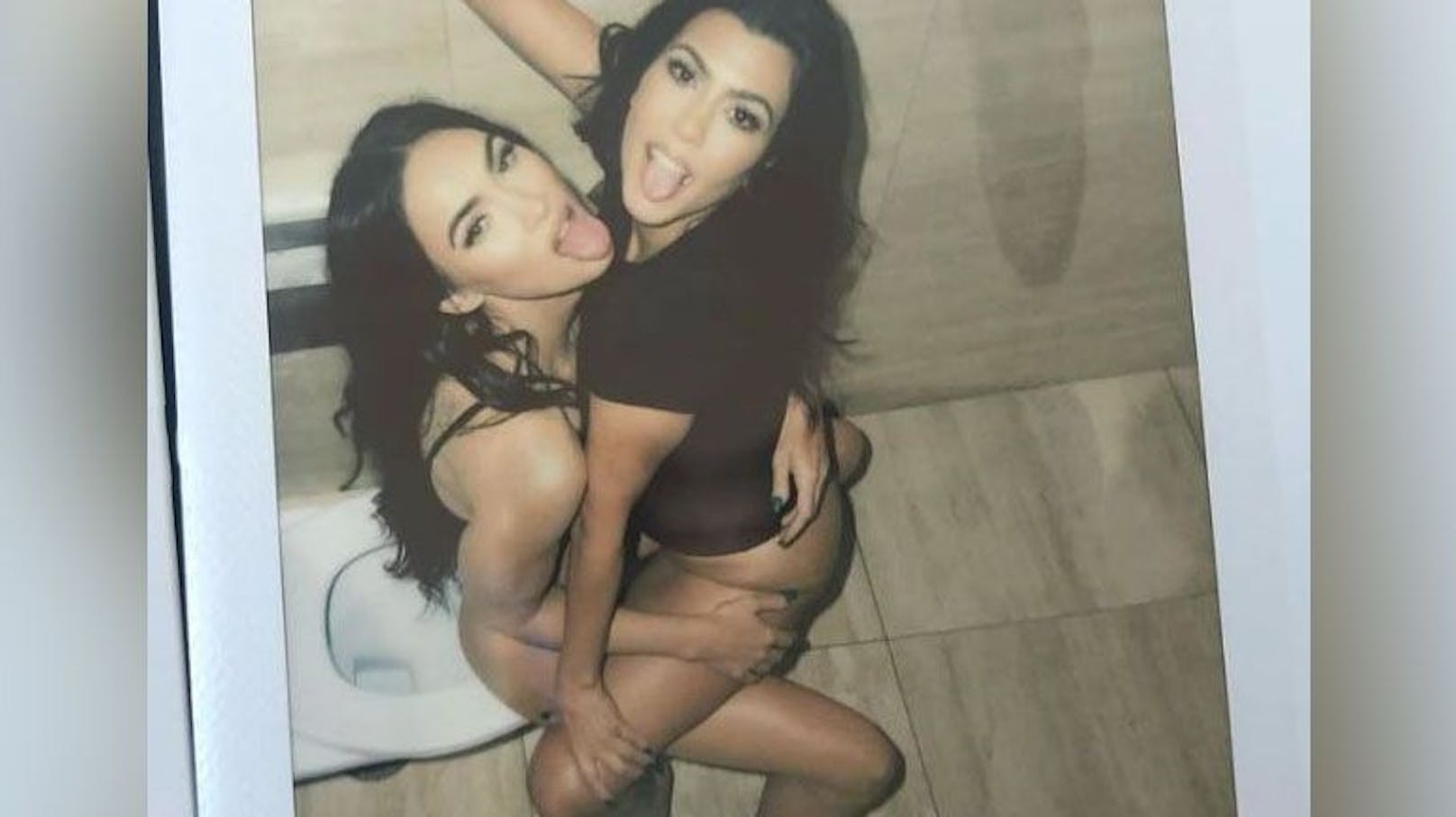 Megan Fox und Kourtney Kardashian posieren am Klo.