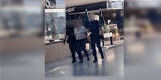 Senior bedroht Wiener mit Messer – Festnahme in Mall