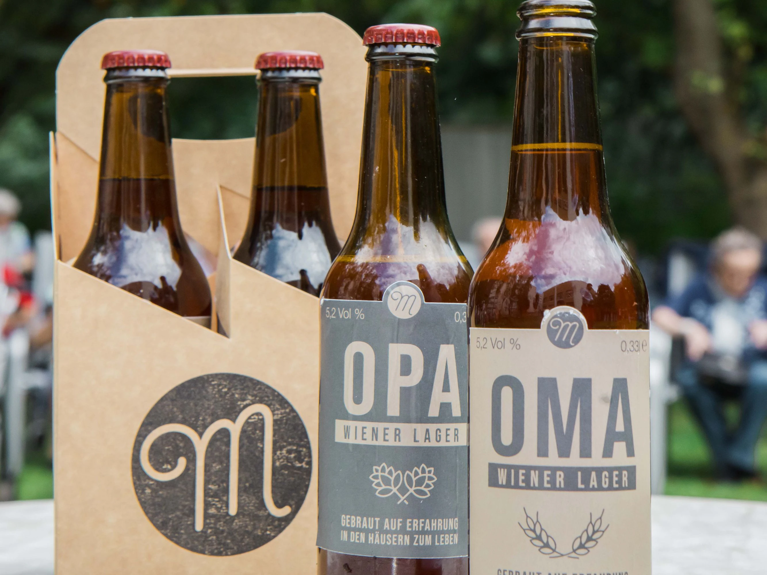 "Oma" und "Opa"-Bierflaschen stammen exklusiv aus dem Haus Atzgersdorf. Ein US-Sender berichtete nun über das Projekt.